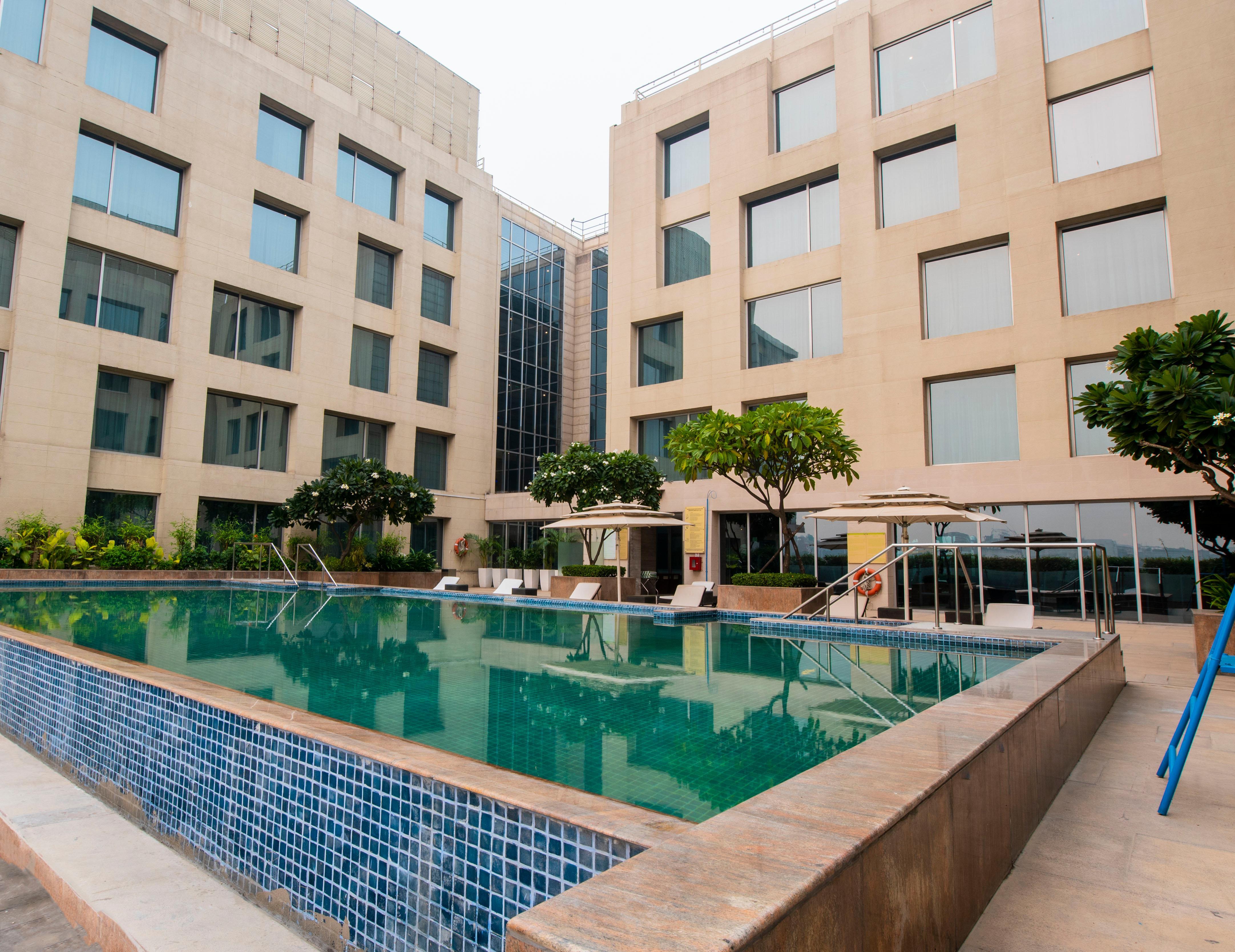 Holiday Inn New Delhi Aerocity By Ihg Exterior foto The pool at the Taj Bengal