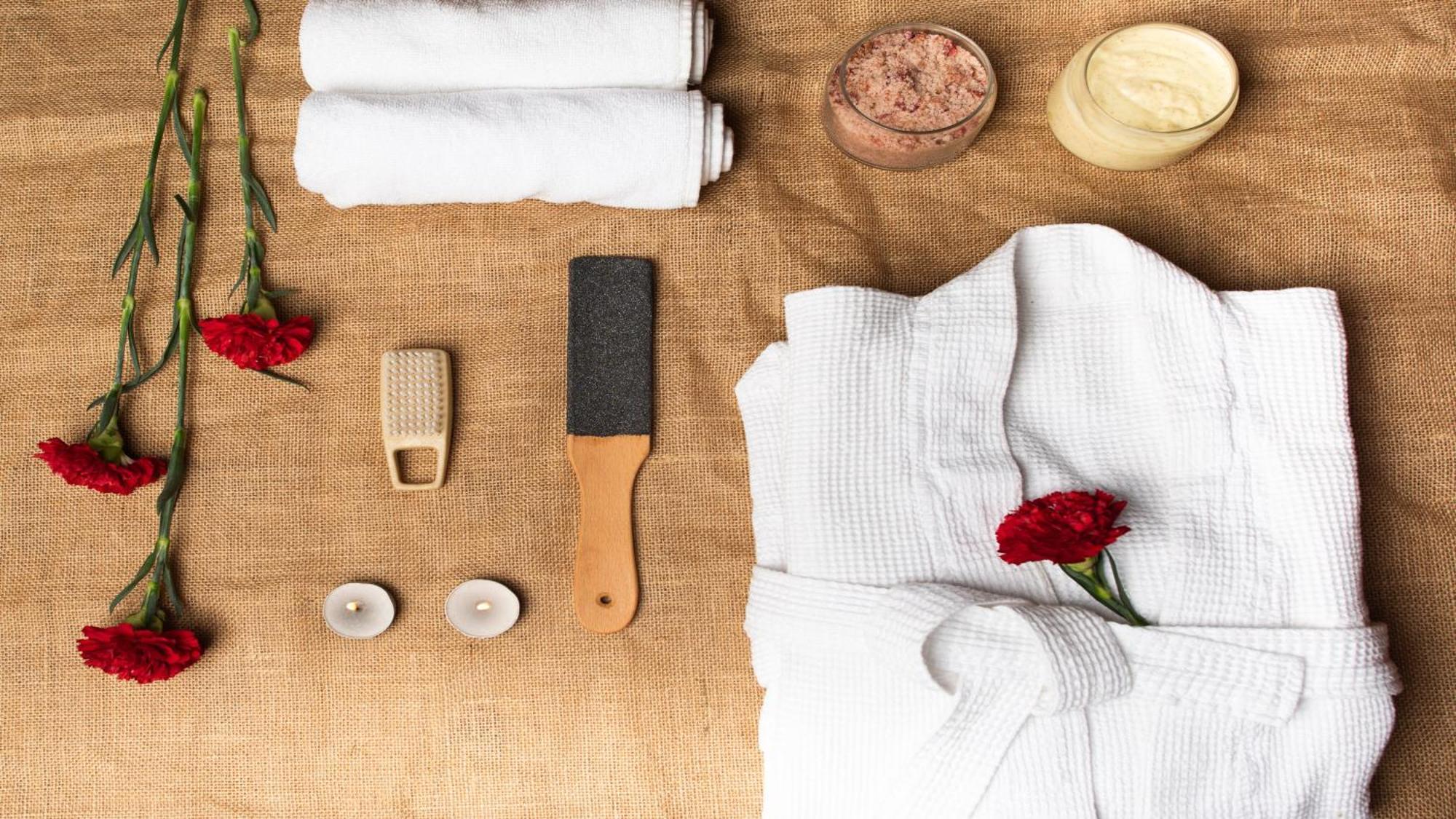 Holiday Inn New Delhi Aerocity By Ihg Exterior foto A variety of spa items