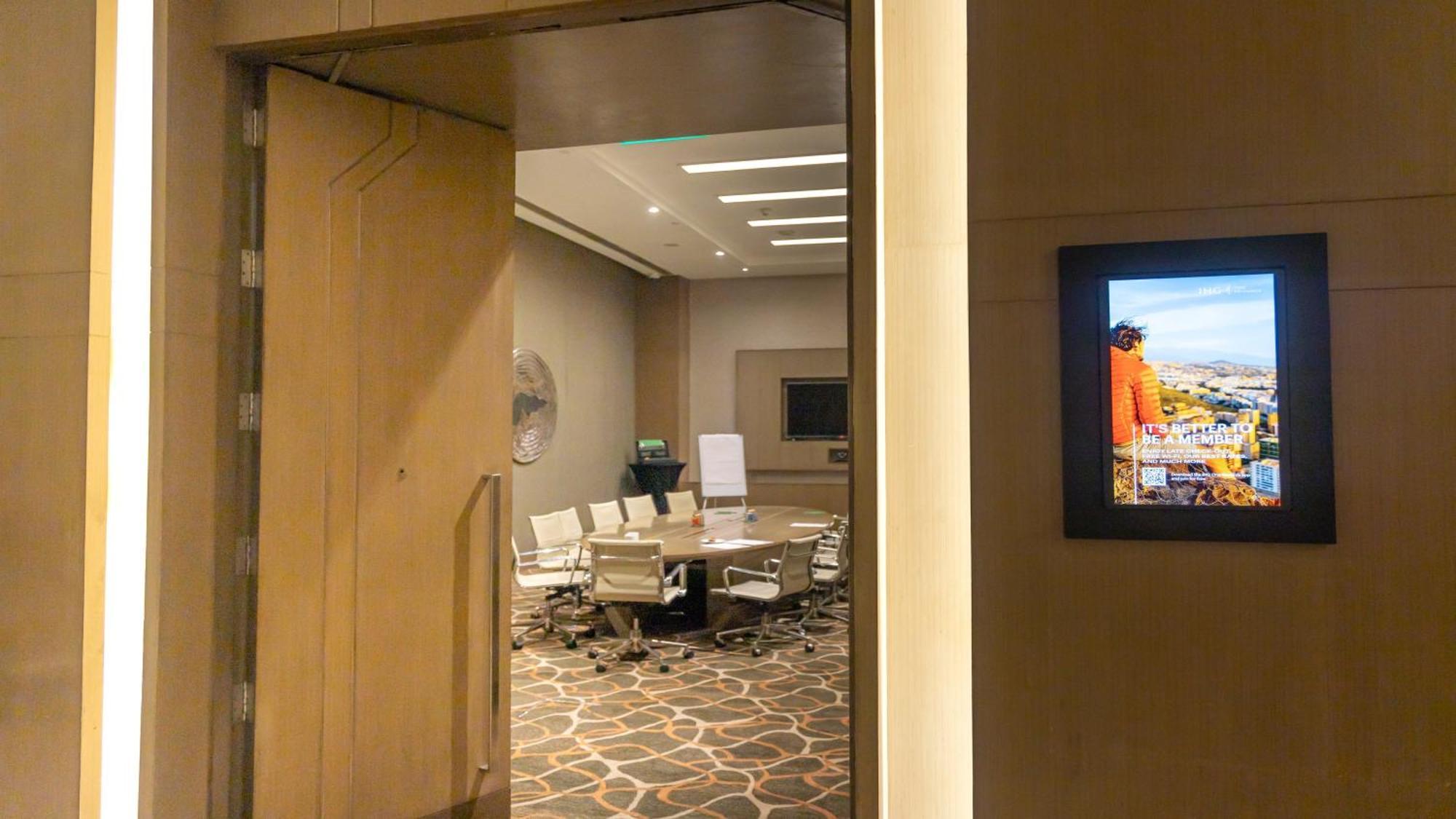 Holiday Inn New Delhi Aerocity By Ihg Exterior foto A meeting room at the headquarters of the International Centre for Integrated Assessment and Sustainable Development (ICCIAS) in Bonn, Germany