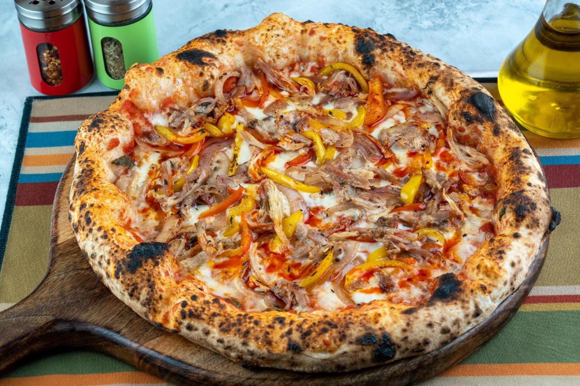 Holiday Inn New Delhi Aerocity By Ihg Exterior foto A pizza from the restaurant